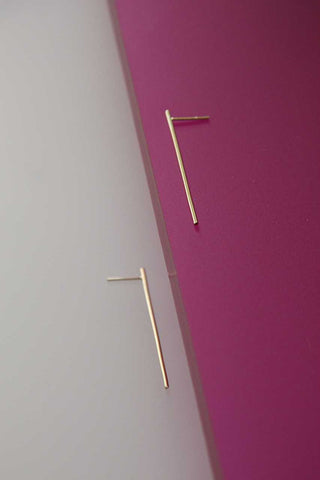 Oorbel Line | Gouden statement oorsteker met pit!